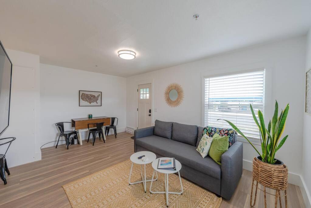 #Stayinmydistrict Coos Bay Cypress Cottage 外观 照片